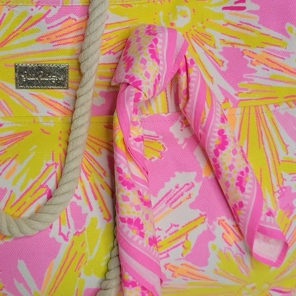 🌞 Lilly Pulitzer, "Be The Sunshine" Bursting Floral Bandana Scarf - Picture 9 of 16